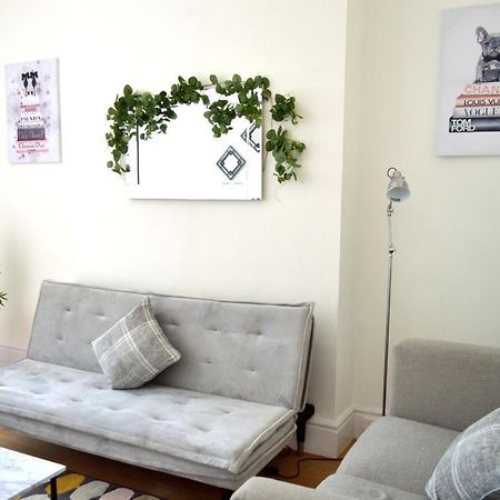 Beautiful Two-Bed Apartment With Driveway Parking نوتينغهام المظهر الخارجي الصورة