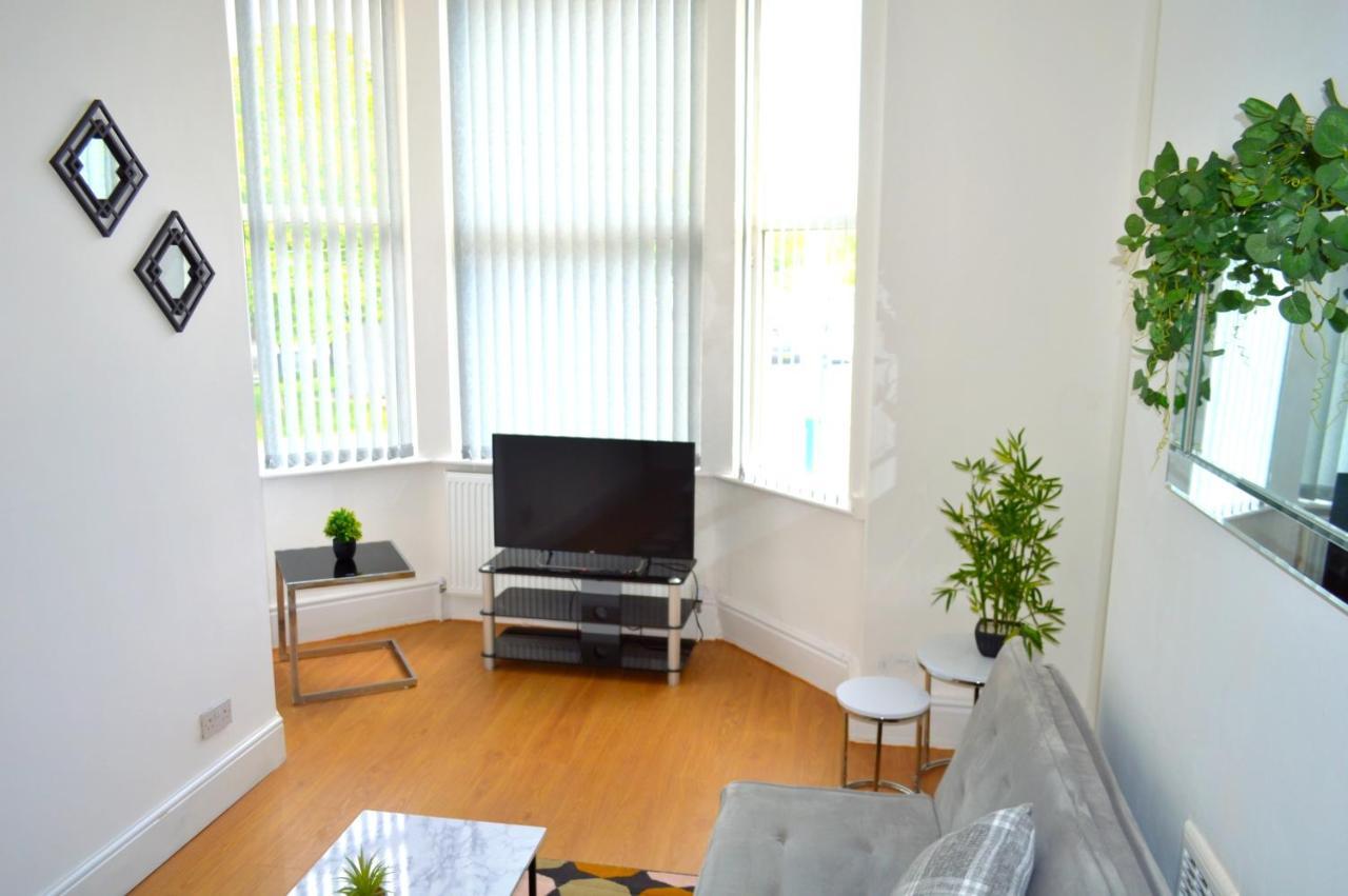 Beautiful Two-Bed Apartment With Driveway Parking نوتينغهام المظهر الخارجي الصورة