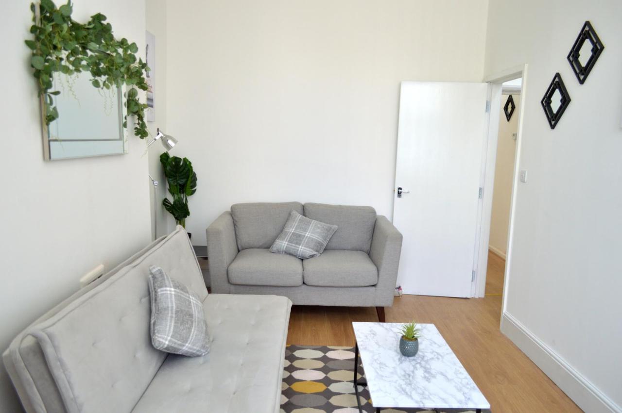 Beautiful Two-Bed Apartment With Driveway Parking نوتينغهام المظهر الخارجي الصورة